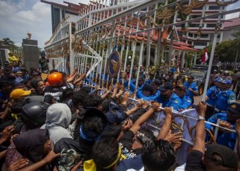 Aksi Tolak Relokasi Rempang Memanas, Warga Coba Masuk Kantor BP Batam Dengan Dobrak Pagar