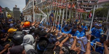 Aksi Tolak Relokasi Rempang Memanas, Warga Coba Masuk Kantor BP Batam Dengan Dobrak Pagar
