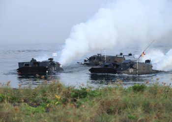 Mendarat dan Menang, Marinir TNI AL Daratkan Pasukan Amfibi di Pantai Banongan