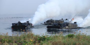 Mendarat dan Menang, Marinir TNI AL Daratkan Pasukan Amfibi di Pantai Banongan