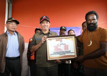 BNPB Bersama Menko PMK Serahkan Bantuan Warga Terdampak Bencana Kekeringan dan Cuaca Ekstrem di Papua Tengah