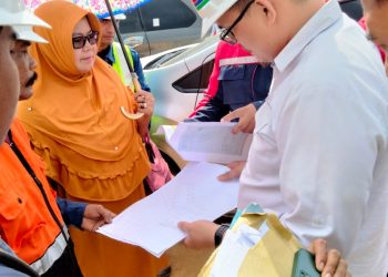 Ket. Foto : Khatijah Gutom Pemilik Izin Saat Menemui Humas PT.HKI Chandra dan Pihak PT PEP Di lokasi galian, Dusun Batu 4 Desa Telaga Said yang berbatas dengan Dusun Sentral Desa Padang Langkat Kecamatan Sei Lepan, Kabupaten Langkat (8/8) (Foto : SIM/Arthur Simanjuntak).
