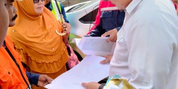 Ket. Foto : Khatijah Gutom Pemilik Izin Saat Menemui Humas PT.HKI Chandra dan Pihak PT PEP Di lokasi galian, Dusun Batu 4 Desa Telaga Said yang berbatas dengan Dusun Sentral Desa Padang Langkat Kecamatan Sei Lepan, Kabupaten Langkat (8/8) (Foto : SIM/Arthur Simanjuntak).