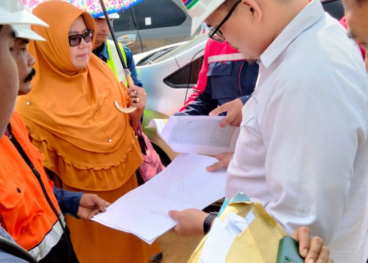 Ket. Foto :Khatijah Gutom Pemilik Izin Saat Menemui Humas PT.HKI Chandra dan Pihak PT PEP Di lokasi galian, Dusun Batu 4 Desa Telaga Said yang berbatas dengan Dusun Sentral Desa Padang Langkat Kecamatan Sei Lepan, Kabupaten Langkat (8/8) (Foto : SIM/Arthur Simanjuntak).