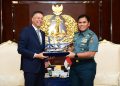 Kasal Laksamana TNI Muhammad Ali danDuta Besar Malaysia untuk Republik Indonesia, Dato’ Syed Mohamad Hasrin Aidid binTengku Hussin foto bersama saling bertukar cinderamata.