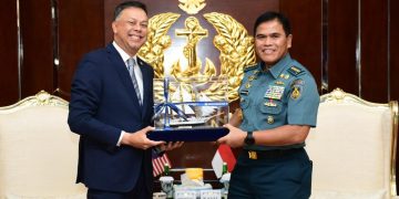 Kasal Laksamana TNI Muhammad Ali danDuta Besar Malaysia untuk Republik Indonesia, Dato’ Syed Mohamad Hasrin Aidid binTengku Hussin foto bersama saling bertukar cinderamata.