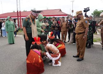 Pangdam XVIII Kasuari, Mayjen TNI Ilyas Alamsyah Disambut Tarian Adat di Manokwari
