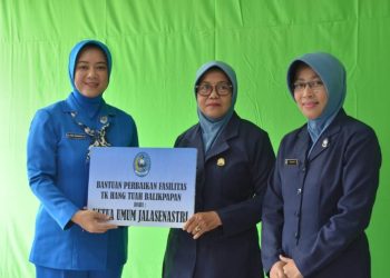 Ny. Fera Muhammad Ali Berikan Bantuan Perbaikan Fasilitas TK Hang Tuah Balikpapan