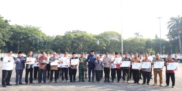 Tri Adhianto Beri Penghargaan Juara Kampung Tangguh Jaya Tingkat Kota Bekasi 2023