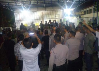 Terduga Dalang Pembunuhan Di Tuntut 20 Tahun Penjara, Pengunjung Soraki Dan Kepung JPU Langkat