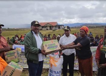 Kapolri Salurkan 264,7 Ton Beras dan 1.500 Paket Sembako Untuk Warga Papua Terdampak Kekeringan