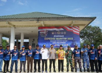 Tim Ekspedisi Maritim TNI AL Laksanakan Bakti Sosial Dan Ziarah Ke TMP