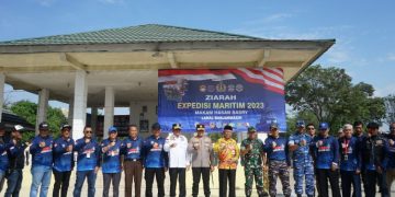 Tim Ekspedisi Maritim TNI AL Laksanakan Bakti Sosial Dan Ziarah Ke TMP