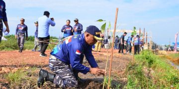 Penanaman Pohon Tim Merah Ekspedisi Maritim TNI AL di Sangatta Lestarikan Lingkungan