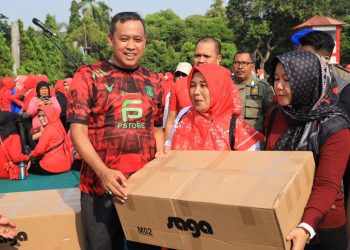 Wali Kota Serahkan Bantuan Antropometri Ke 1047 Posyandu di Kota Bekasi
