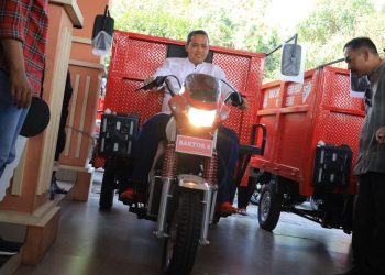 Wali Kota Bekasi Serahkan 170 Baktor Kepada RW Se-Kota Bekasi