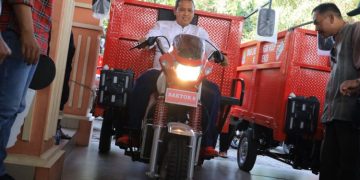 Wali Kota Bekasi Serahkan 170 Baktor Kepada RW Se-Kota Bekasi