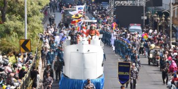 Kirab Kota TNI AL Hiasi Jalan Protokol di Surabaya