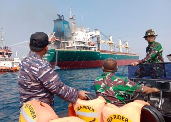 TNI AL dan Tim SAR Gabungan Gerak Cepat Atasi Kebakaran MV. Samudera Sakti III