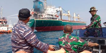 TNI AL dan Tim SAR Gabungan Gerak Cepat Atasi Kebakaran MV. Samudera Sakti III