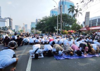 Massa Sujud Syukur Usai MK Kabulkan Kepala Daerah Bisa Maju Pilpres
