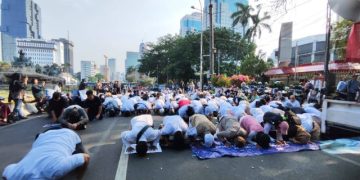 Massa Sujud Syukur Usai MK Kabulkan Kepala Daerah Bisa Maju Pilpres