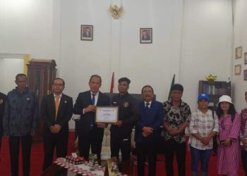 ATLET WUSHU SAMUEL MARBUN AUDENSI KEPADA BUPATI HUMBAHAS
