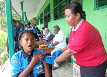 Dukung Penurunan Stunting, Dinkes Papua Barat Gelar Program Imunisasi di SMPTK Tiranus Kaibi
