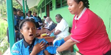 Dukung Penurunan Stunting, Dinkes Papua Barat Gelar Program Imunisasi di SMPTK Tiranus Kaibi