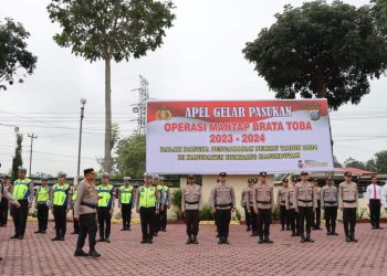 Kapolres Pimpin Apel Gelar Pasukan Operasi Mantab Brata Toba 2023-2024