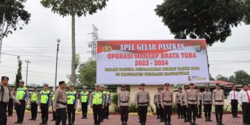 Kapolres Pimpin Apel Gelar Pasukan Operasi Mantab Brata Toba 2023-2024