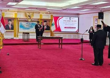 Paulus Waterpauw Lantik Ali Baham Temongmere Jadi Sekda Papua Barat