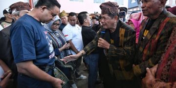 Kunjungi Siantar, Tokoh Masyarakat Ikatkan Kain Hiou Khas Simalungun Kepada Anies