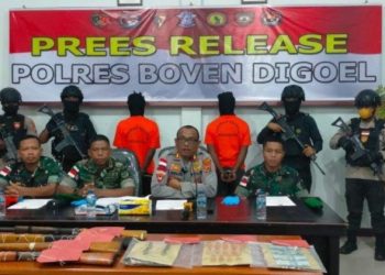 Aparat Gabungan TNI-Polri Berhasil Tangkap Dua Warga Penyuplai Senjata ke KKB