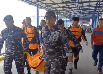 TIM SAR GABUNGAN TNI AL BERHASIL EVAKUASI KORBAN KAPAL TENGGELAM DI SEIMENGGARIS