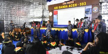 Peserta Satgas Pelantara XI Belajar Ilmu Pelayaran Selama Berlayar Menuju Sorong
