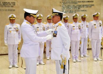 Kasal Sematkan Tanda Kehormatan Bintang Jalasena Pratama Kepada 18 Perwira Tinggi TNI