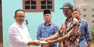 Pj. Wali Kota Bekasi Serahkan Bantuan Perbaikan Rutilahu dari KORPRI untuk Warga Kecamatan Pondok Melati