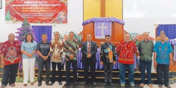 Filep Wamafma Hadiri Ibadah Natal Keluarga Besar Rumbiak di Manokwari