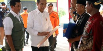 Kepala BNPB Dampingi Presiden Serahkan Bantuan Dana Stimulan Gagal Panen Akibat Banjir