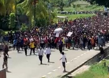 Pj Gubernur Papua Kena Lempar Batu Saat Kawal Jenazah Lukas Enembe
