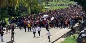 Pj Gubernur Papua Kena Lempar Batu Saat Kawal Jenazah Lukas Enembe