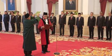 Jokowi Resmi Lantik Ridwan Mansyur sebagai Hakim MK