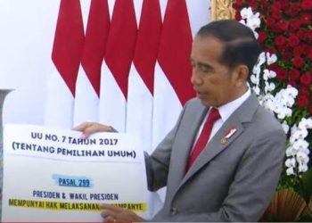 Bawa Kertas Besar, Jokowi Jelaskan Aturan Soal Presiden Boleh Kampanye