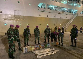 Cegah Terjadinya Tindak Kejahatan, TNI AL Amankan Total 120 Liter Miras Tanpa Izin Di Pelabuhan Ambon