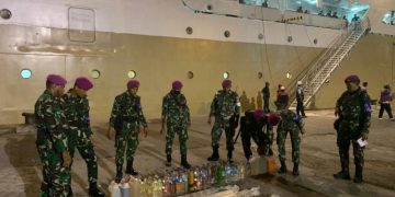 Cegah Terjadinya Tindak Kejahatan, TNI AL Amankan Total 120 Liter Miras Tanpa Izin Di Pelabuhan Ambon