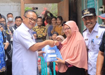 Pj. Wali Kota Bekasi Secara Simbolis Beri Bantuan Perbaikan Rutilahu dari KORPRI Kota Bekasi