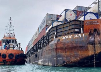 TNI AL Respon Cepat Pengamanan Kapal Tongkang Yang Miring Diperairan Kepulauan Riau
