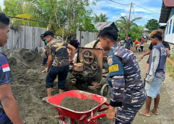 TNI AL Dan Masyarakat Gotong Royong Bangun Akses Jalan Di Nabire