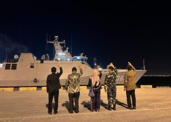 Haru dan Bangga, Dubes LBBP RI Muscatt untuk Kesultanan Oman dan Republik Yaman Sambut KRI Frans Kaisiepo-368 di Port of Salalah, Oman